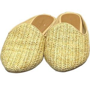 Universal thread Women’s flats, size 8 khaki